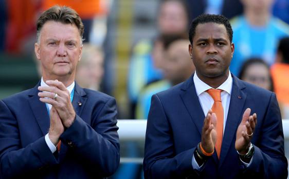 Louis van Gaal col suo vice Kluivert. Epa